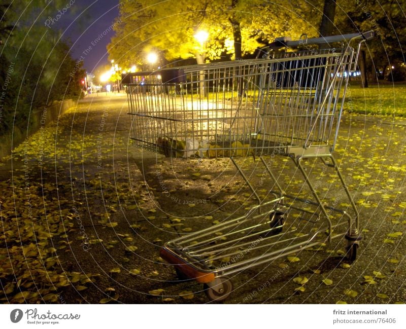 24h shopping ruhig Feierabend Herbst Blatt Stadt Menschenleer Einkaufswagen trist Einsamkeit Laterne Berlin obskur Bürgersteig Straße Wege & Pfade Herbstlaub