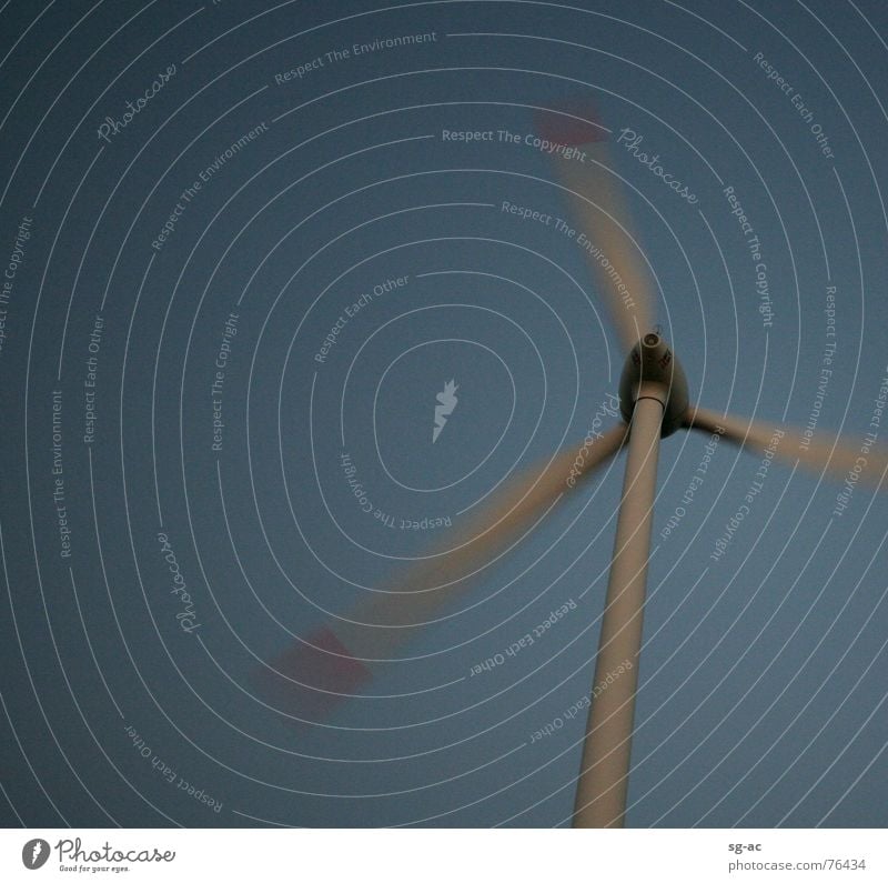 in Bewegung grau rot Nacht Windkraftanlage Elektrizität Sturm Rotor Himmel blau windmill blue red