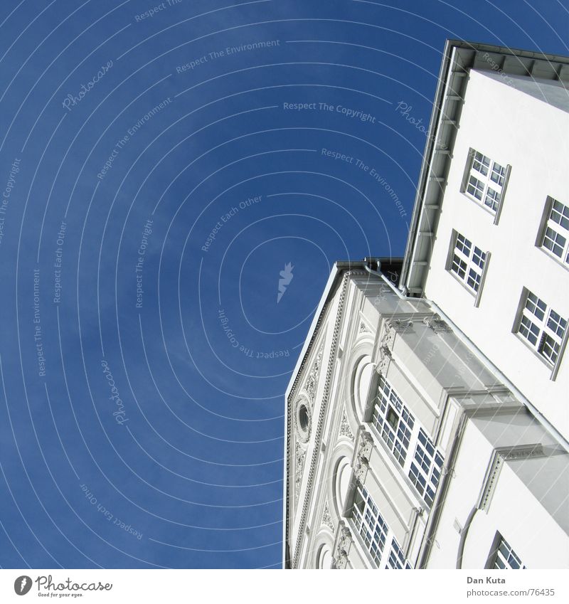 Schräg und schön von unten Pt. 1 Villa Haus Gebäude Fenster Dachrinne Himmel Sonne Vorderseite Schönes Wetter blau Klarheit