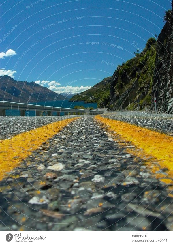 road to beauty Neuseeland Queenstown See gelb Landstraße Fahrbahn Himmel Straßenbelag Asphalt Seeufer Sommer Verkehrswege Freude wakatipu blau Berge u. Gebirge