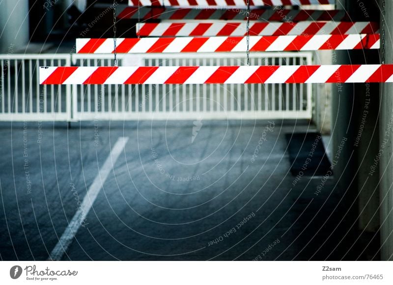 vorsicht schranke Einfahrt Spuren Barriere Fabrik Tiefgarage Industriefotografie Verkehr rot Schranke Respekt Geländer way Wege & Pfade industrial Farbe