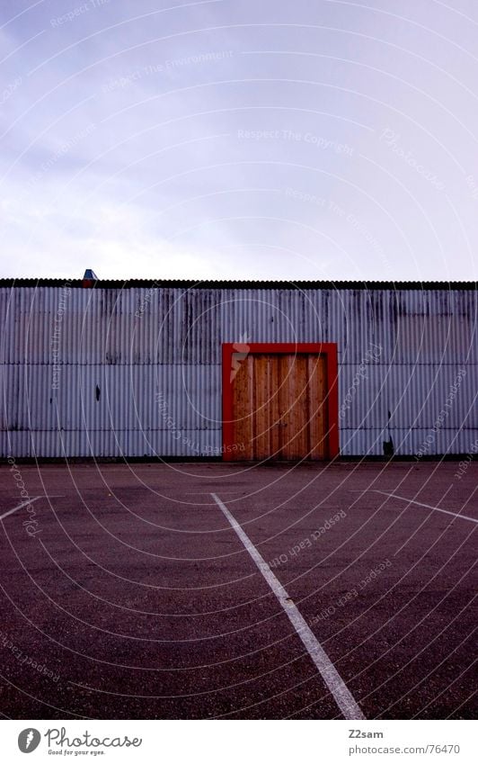 da gehts rein weiß Garage Gebäude Holz Blech Fabrik Parkplatz parken Industriefotografie rot Physik Himmel Linie Tür Tor Wege & Pfade industrial Farbe orange