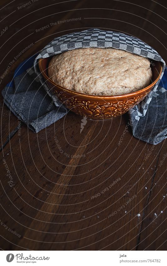 hefeteig Lebensmittel Teigwaren Backwaren Bioprodukte Vegetarische Ernährung gehen lassen Schalen & Schüsseln Handtuch lecker natürlich Holztisch Vorbereitung