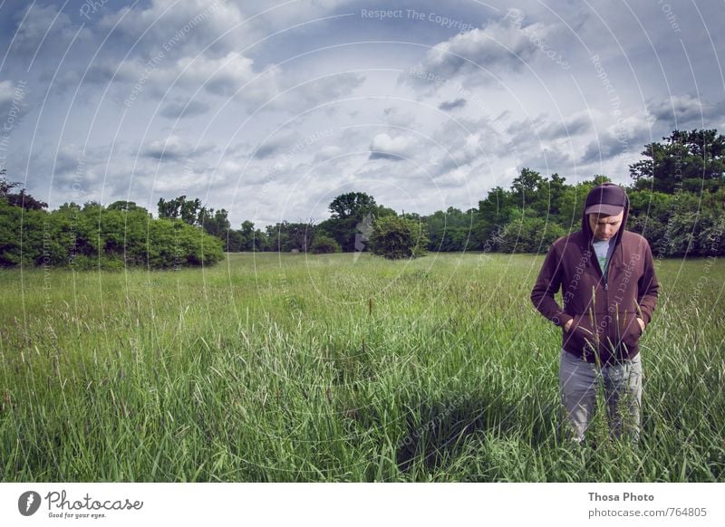 Wolkenmeer Umwelt Landschaft Schönes Wetter Sturm Blitze atmen Denken hängen Blick blau grün Gefühle ruhig Gras Jacke Strickjacke Mütze Uhr Brachland Baum