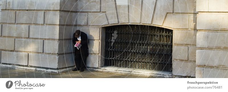 london calling Mann Bettler Obdachlose schwarz weiß Einsamkeit obdachlos alt Straße outsdider homeless