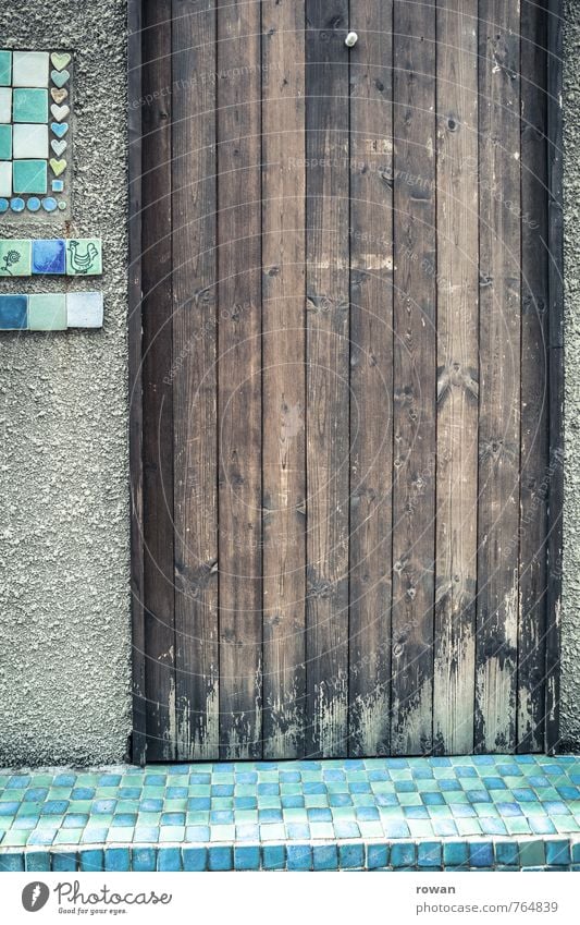 eingang Haus Einfamilienhaus Bauwerk Gebäude Architektur Mauer Wand Tür ästhetisch außergewöhnlich trendy Fliesen u. Kacheln Ton Dekoration & Verzierung Holztür