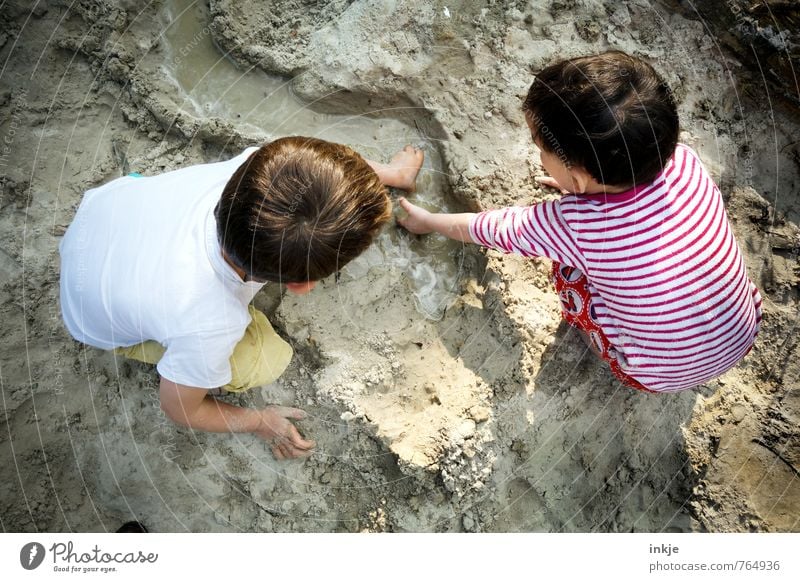 Zwei Kinder spielen im Sand Freizeit & Hobby Spielen Kinderspiel Ferien & Urlaub & Reisen Sommerurlaub Strand Kindererziehung Kindergarten Mädchen Junge