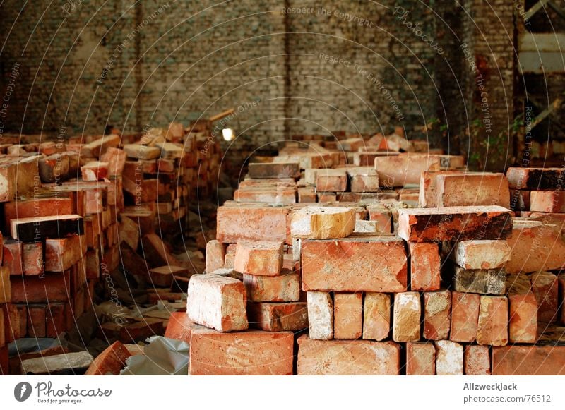 Steinreich Backstein Steinhaufen Lagerhalle Mauer einrichten rot Außenaufnahme Stapel Demontage Zerreißen bauen alt