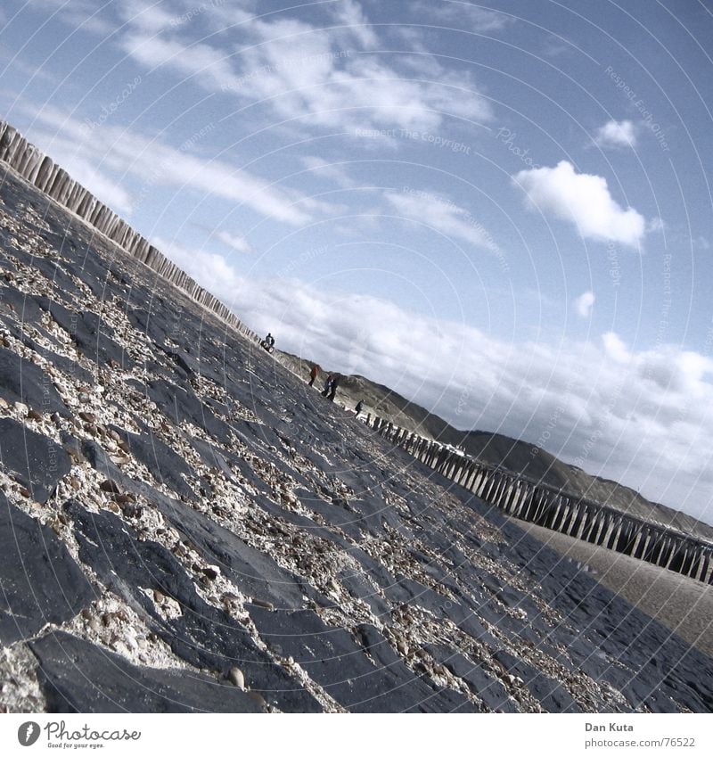 Schräg lass nach! Zoutelande Niederlande Zeeland Hintergrundbild krumm Mörtel Strand Wolken Küste Stranddüne Stein piller pöller Pfosten Sand Himmel Neigung