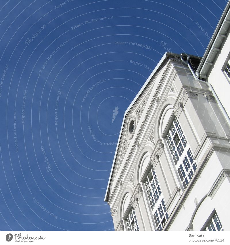 Schräg und unten von schön  Pt. 2 Villa Haus Gebäude Fenster Dachrinne Himmel Vorderseite Schönes Wetter blau Klarheit