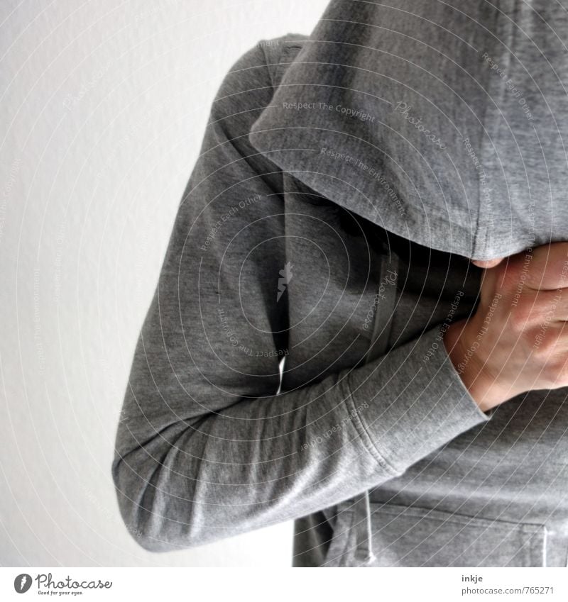 Das Geheimnis | geheimnisvoll Lifestyle Stil Junge Frau Jugendliche Erwachsene Leben Hand 1 Mensch Pullover Traurigkeit Coolness grau Gefühle Stimmung