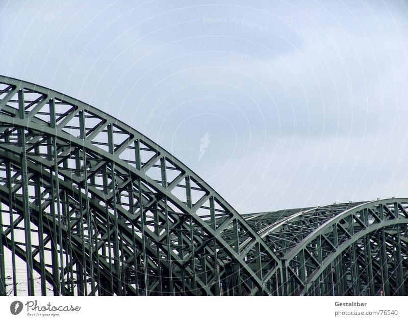 Die Brücke Hohenzollernbrücke Stahlbrücke Gleise Köln Eisen Bürgersteig Fahrradweg gestaltbar Bahnhof dom-mittelachse rheinstrom eisenfachwerkbögen Rhein