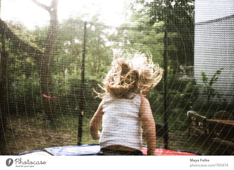 Trampolin Kind Kleinkind Kindheit Leben 1-3 Jahre 3-8 Jahre Bewegung Fitness genießen Stimmung Freude Glück Fröhlichkeit Lebensfreude Frühlingsgefühle