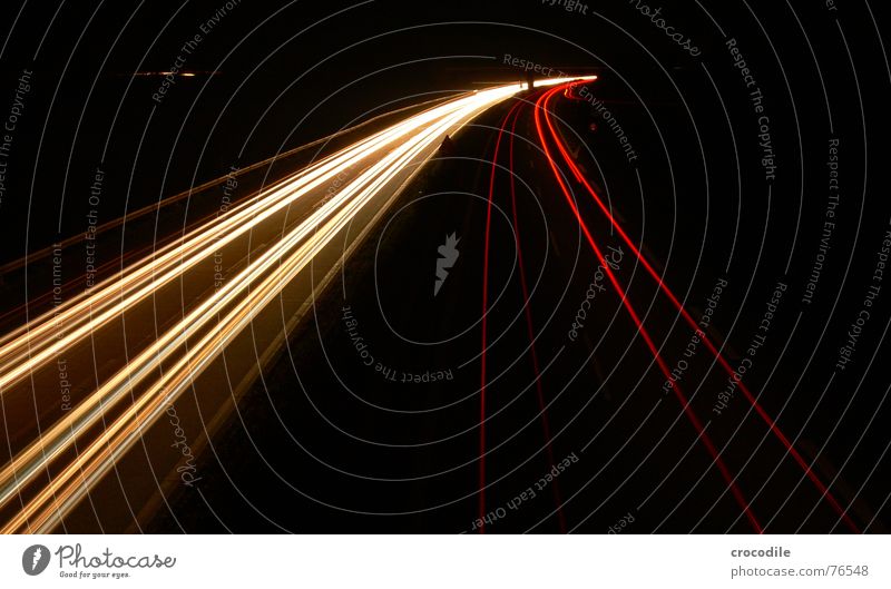 weiße übermacht Rücklicht Geschwindigkeit fahren überholen Lastwagen Nacht dunkel Langzeitbelichtung Fernlicht Spuren autobahn. rot Straße Lampe hell