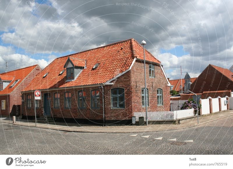 danish corner Dorf Fischerdorf Kleinstadt Stadtzentrum Menschenleer Haus Einfamilienhaus Traumhaus Mauer Wand Fenster Tür Dach Verkehrswege Straßenverkehr