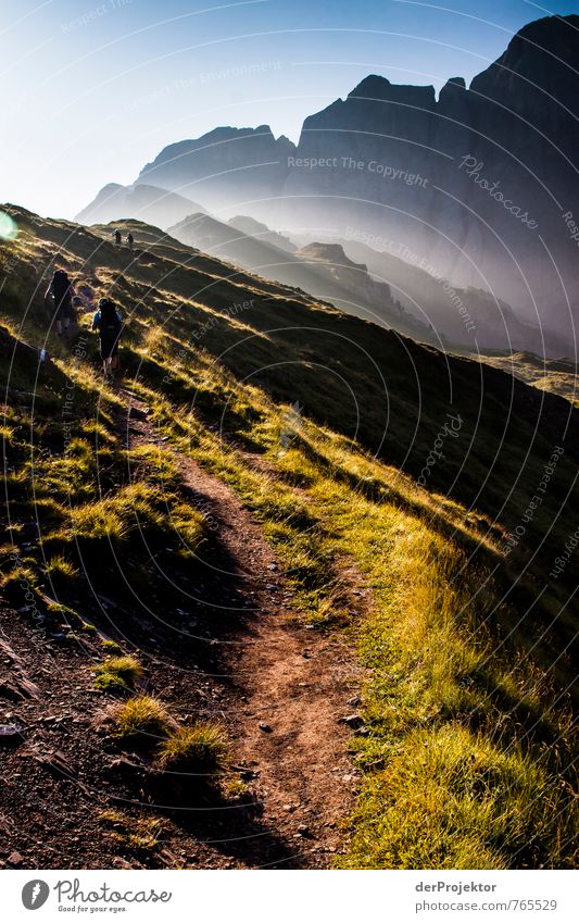 Von der Sonne geküsst im Hochformat Ferien & Urlaub & Reisen Tourismus Abenteuer Ferne Freiheit Berge u. Gebirge wandern Mensch 2 30-45 Jahre Erwachsene Umwelt