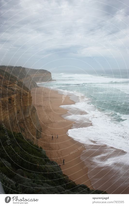 Küstennebel wandern 3 Mensch Landschaft Sand Wasser Wolken Herbst Felsen Wellen Meer authentisch Respekt Abenteuer rein Great Ocean Road Spuren rau Farbfoto Tag