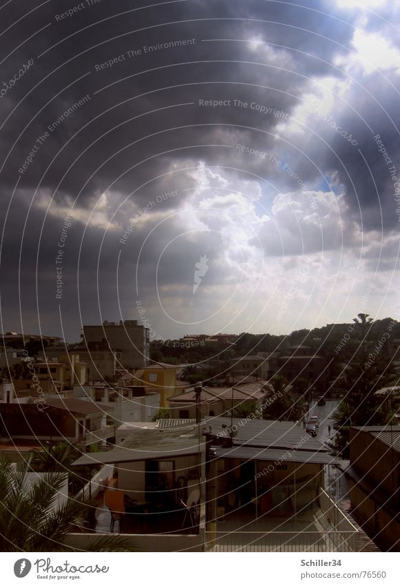 Nach dem Regen Außenaufnahme Wolken Haus Ferienhaus Spanien Mallorca Balkon Wäsche Wäscheleine Dach Licht Sonnenstrahlen Palme Baum Hügel braun weiß dunkel