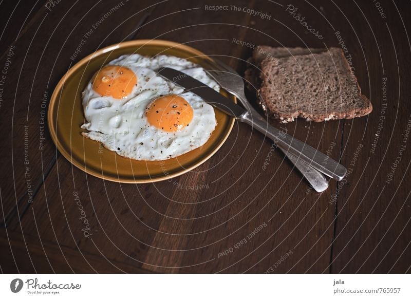 spiegelei Lebensmittel Brot Spiegelei Ei Ernährung Frühstück Bioprodukte Vegetarische Ernährung Geschirr Teller Besteck Messer Gabel lecker natürlich