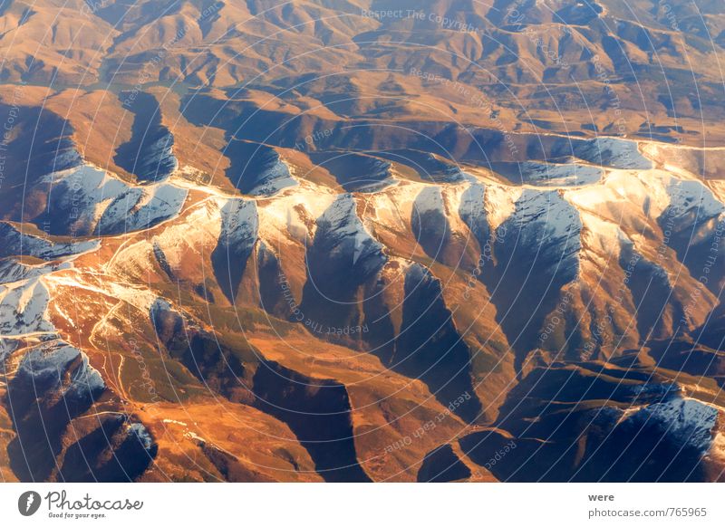 Bergrücken Berge u. Gebirge Landschaft Gipfel Schneebedeckte Gipfel Luftverkehr Flugzeug fliegen Ferien & Urlaub & Reisen Geografie Gedeckte Farben Luftaufnahme