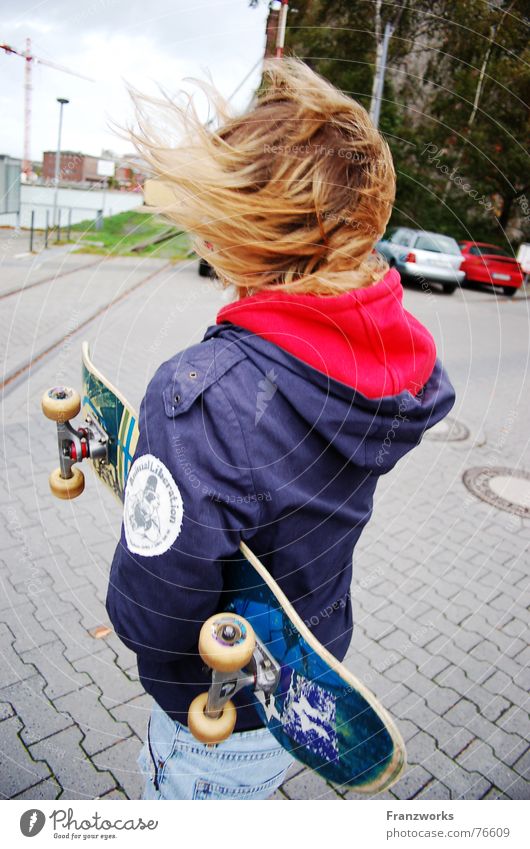 ...A Little Rain Herbst flattern zerzaust Wind Leidenschaft Kran Kapuze Frau Jacke Skateboarding Haare & Frisuren PKW Straße unterm arm geklemmt Rücken