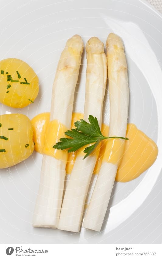 Spargel Lebensmittel Gemüse Bioprodukte Vegetarische Ernährung Teller Essen gut authentisch sparsam weiß Kartoffeln Stangenspargel Frühling Saucen Hollandaise