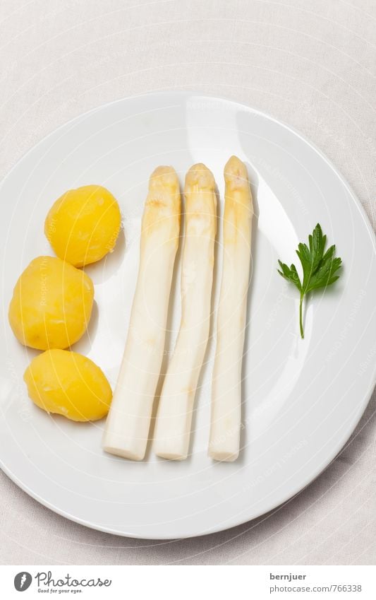 Frühlingsgemüse Lebensmittel Gemüse Bioprodukte Vegetarische Ernährung Teller Billig gut weiß Wahrheit Spargel Kartoffeln Petersilie Spargelspitze Spargelzeit