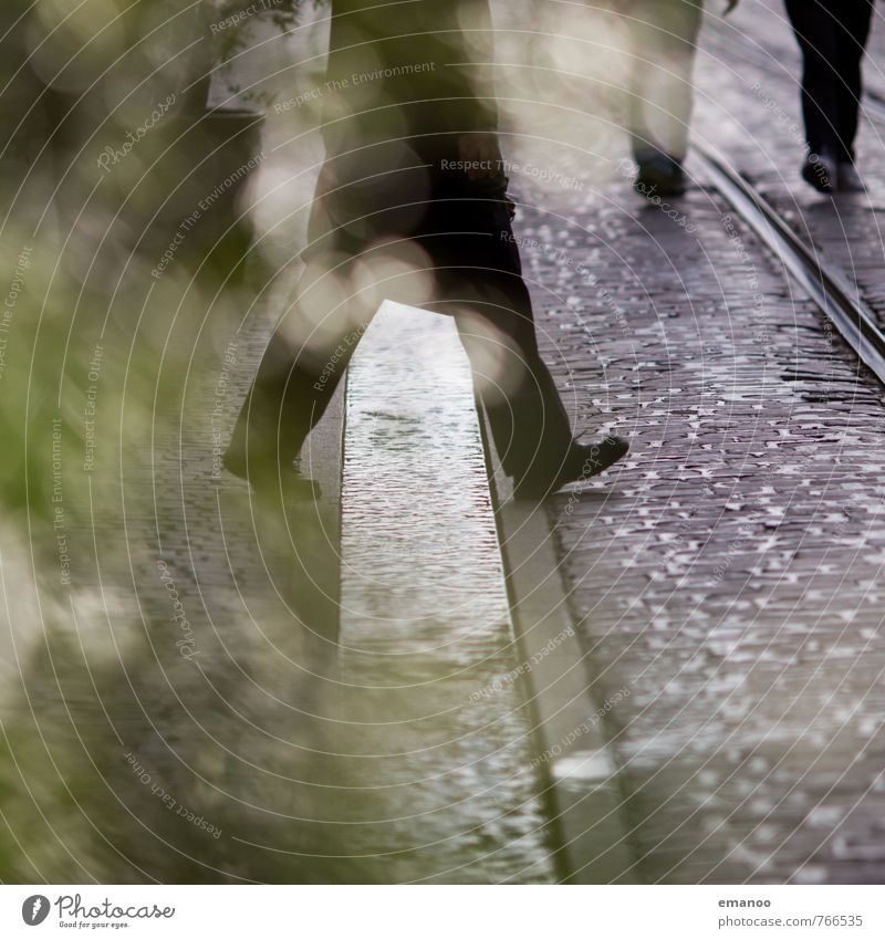 Wasserläufer Lifestyle Städtereise Mensch Mann Erwachsene Fuß Stadt Stadtzentrum Altstadt Wahrzeichen Verkehr Straße Schienenverkehr gehen laufen dünn Kontrolle