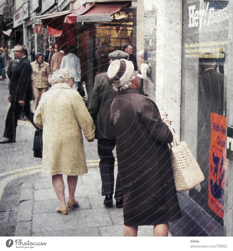 Shopping Hours Farbfoto Gedeckte Farben Außenaufnahme Tag kaufen lesen Mensch Straße Hut alt Werbung Ladengeschäft England erstaunt Hand in Hand Einkaufstasche