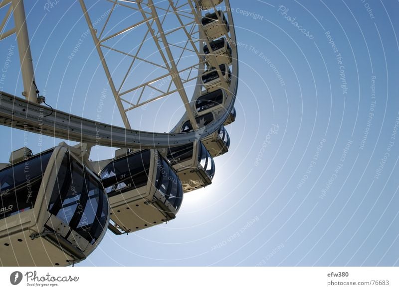 dem Himmel entgegen Dresden Riesenrad Sonne dresdner riese Blauer Himmel wiener platz dresdner hauptbahnhof