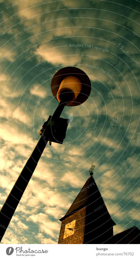 Schäfchen Wetterhahn Altokumulus floccus Uhr Vergänglichkeit Zeit Kirchturm Wolken Herbst berühren Religion & Glaube Frieden Himmel Sonntag Protestantismus