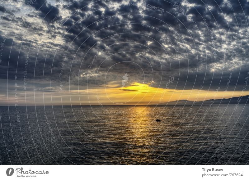 Sonnenuntergang über dem Meer schön Wellen Natur Landschaft Himmel Wolken Horizont Wetter Wurm dunkel farbenfroh HDR Wolkenlandschaft Licht glühen glühend