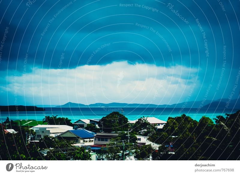 Ganz dunkle Wolken,fast schwarz,Häuser und Bäume im Vordergrund,im Hintergrund andere Inseln Thursday Island-Torresstraße, ganz im Norden von Queensland, Australia.,Zyklon naht,