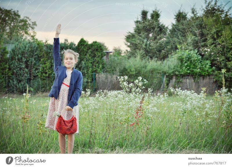 hier ... weiblich Mädchen Kind Kindheit Haare & Frisuren Gesicht Arme Hand 8-13 Jahre Kleid Tasche frech frei Fröhlichkeit frisch wild Freiheit Idylle