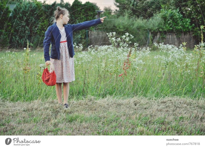 .. und da feminin Kind Mädchen Kindheit Haare & Frisuren 8-13 Jahre Umwelt Natur Sommer Wiese Kleid Jacke Tasche stehen frech frei natürlich retro wild Idylle