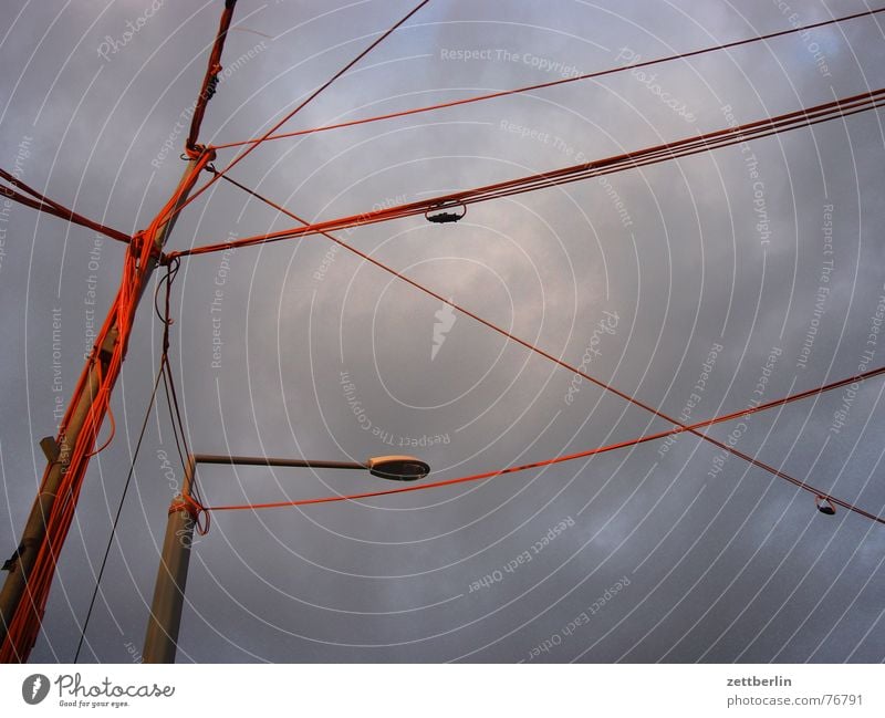 Kabel Draht Problemlösung Hotline Verbindung Laterne Wolken Unwetter Vitamin B Himmel Decke orange Ampel