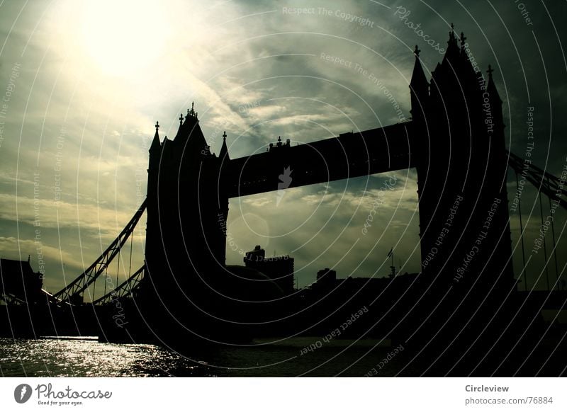 Das Licht war heller als der Tag Sonnenlicht Stimmung grauenvoll Tower Bridge Blendeneffekt schwarz Gegenlicht dunkel Wolken England London Großbritannien