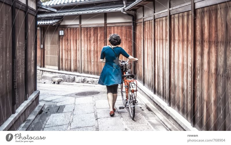 entdecken Mensch feminin Junge Frau Jugendliche Erwachsene Dorf Kleinstadt Haus Einfamilienhaus Mauer Wand Verkehr Fahrradfahren Fußgänger Straße Wege & Pfade