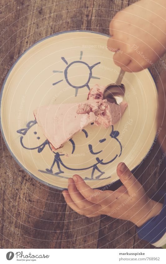 kind erdbeertorte Lebensmittel Kuchen Dessert Süßwaren Erdbeeren Erdbeertorte Ernährung Essen Kaffeetrinken Geschirr Teller Löffel Freude Glück Wohnung Garten