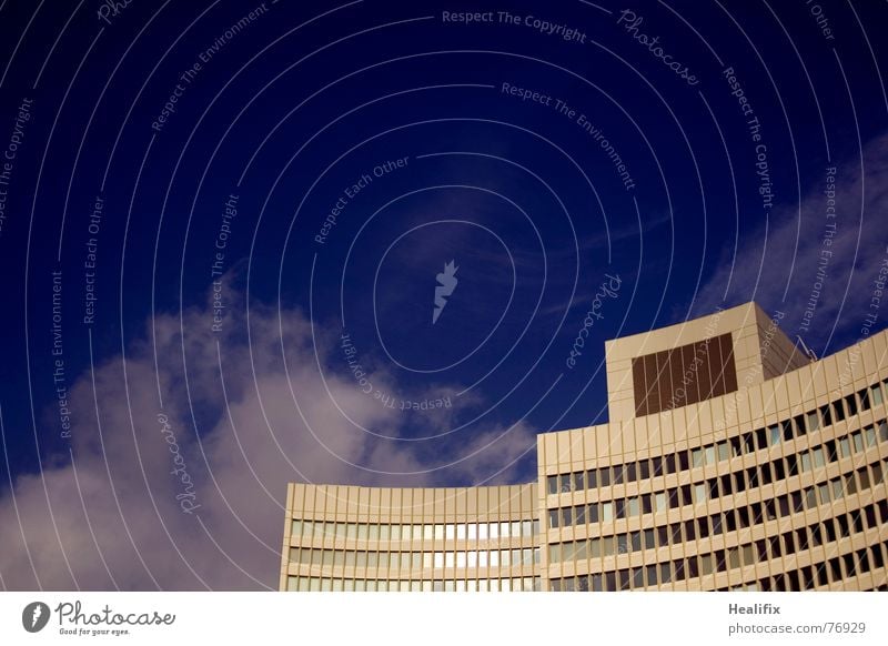 künstliches Klima Haus Hochhaus Arbeit & Erwerbstätigkeit Fenster geschwungen Etage Himmel Stadt Wolken Dach Konstruktion Wolkenformation Rollo kalt Physik