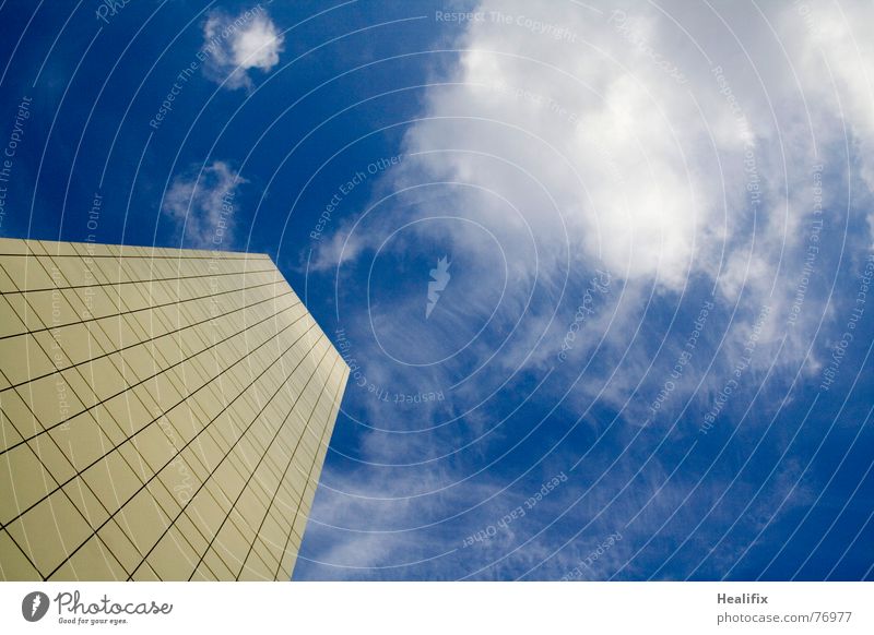 Up, Up and Away Haus Hochhaus Arbeit & Erwerbstätigkeit Etage Himmel Stadt Wolken Dach Konstruktion Wolkenformation Block Linie lines floors sky clouds Schatten