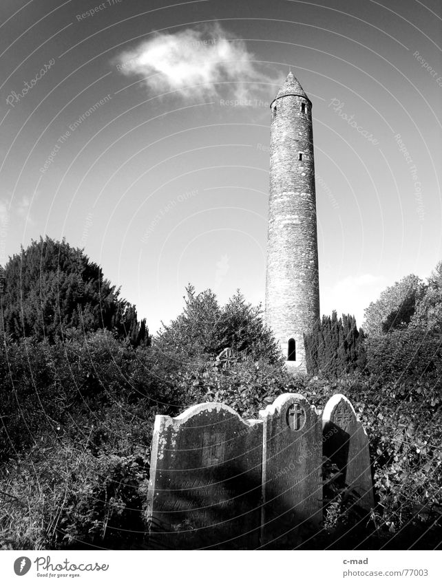 Glendalough - Irland Wolken Republik Irland Schwarzweißfoto Turm friehof Landschaft Kloster