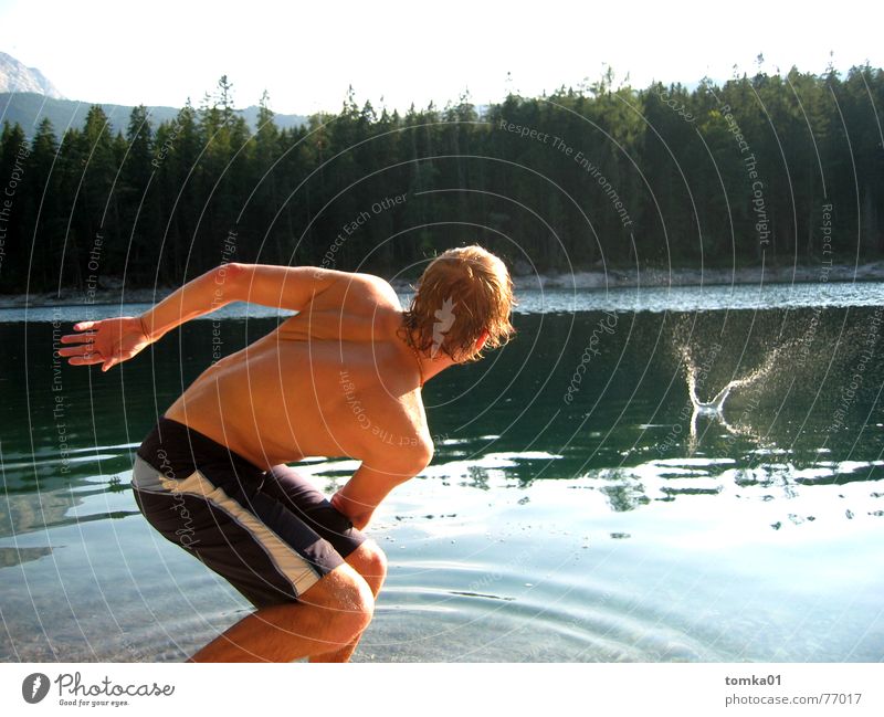 Wassersport See nass Gebirgssee Strand Mann Shorts Badehose Körperhaltung ditschen Ferien & Urlaub & Reisen Freizeit & Hobby Zeit Außenaufnahme Freude Klarheit