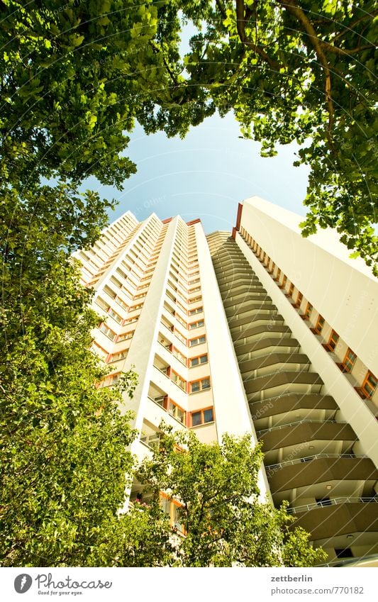 Häuschen im Grünen Architektur Haus Stadt Wohnhaus Wohnhochhaus Hochhaus Etage Fassade Fenster Fensterfront bau Bauwerk Häusliches Leben Wohngebiet Plattenbau