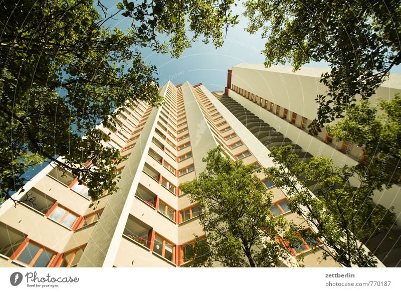 Wohnhochhaus Architektur Haus Stadt Wohnhaus Hochhaus Etage Fassade Fenster Fensterfront Baustelle Bauwerk Häusliches Leben Wohngebiet Plattenbau Wohnung