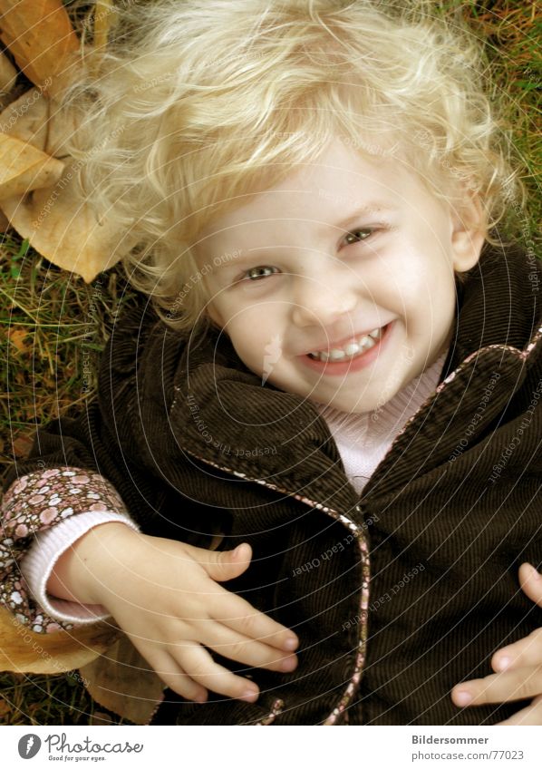 blonder engel Kind Mädchen Herbst Blatt grinsen Porträt child children autumn fallen lachen Locken curls Gesicht face smiling