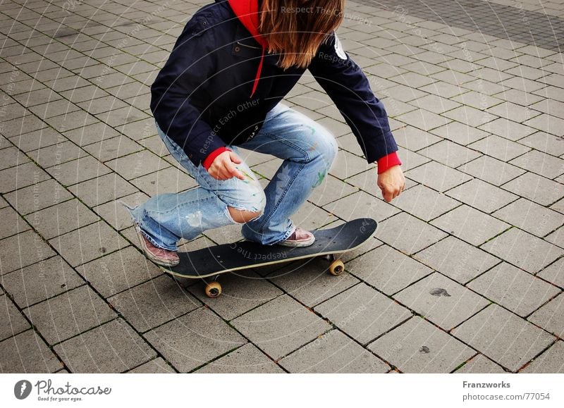 ...Skatermuddi No.1 Steinplatten fahren Mädchen Skateboarding Straße Wege & Pfade Rolle Bewegung Loch Bodenplatten Aktion Körperhaltung schwungvoll