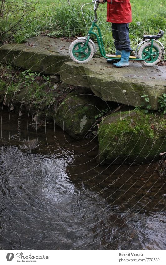 Ende Gelände Spielen Kind Mensch 1 3-8 Jahre Kindheit Natur Wasser schlechtes Wetter Bach Gummistiefel Stein fahren stehen kalt blau grün rot gefährlich Risiko