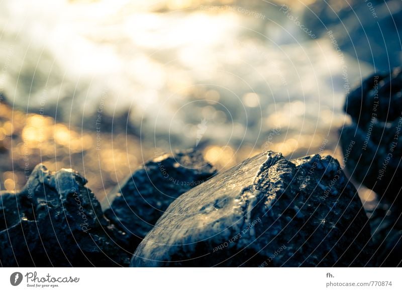 Pretty stoned Natur Urelemente Sonnenlicht Sommer Schönes Wetter Wellen Küste Strand Bucht Meer Stein Sand Wasser eckig Kraft Reinheit Senior anstrengen Stress