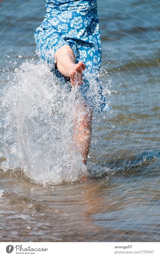 Übermut Sommer Sommerurlaub Strand Meer Wellen Mensch feminin Frau Erwachsene Beine Fuß 1 45-60 Jahre Mode Bekleidung Kleid Sommerkleid Schwimmen & Baden frech